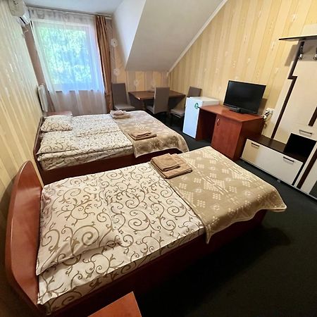 Hotel Domino à Berehove  Extérieur photo