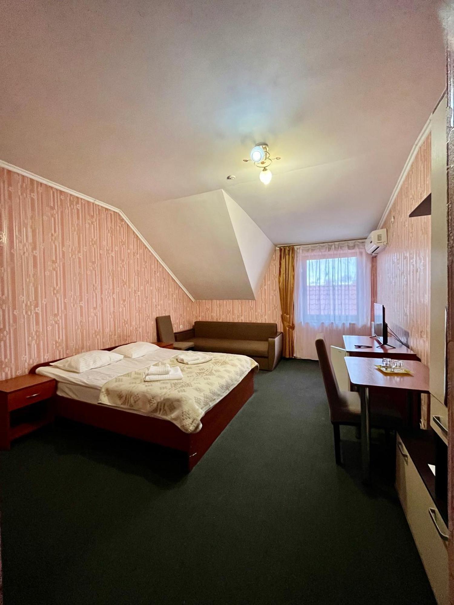 Hotel Domino à Berehove  Extérieur photo